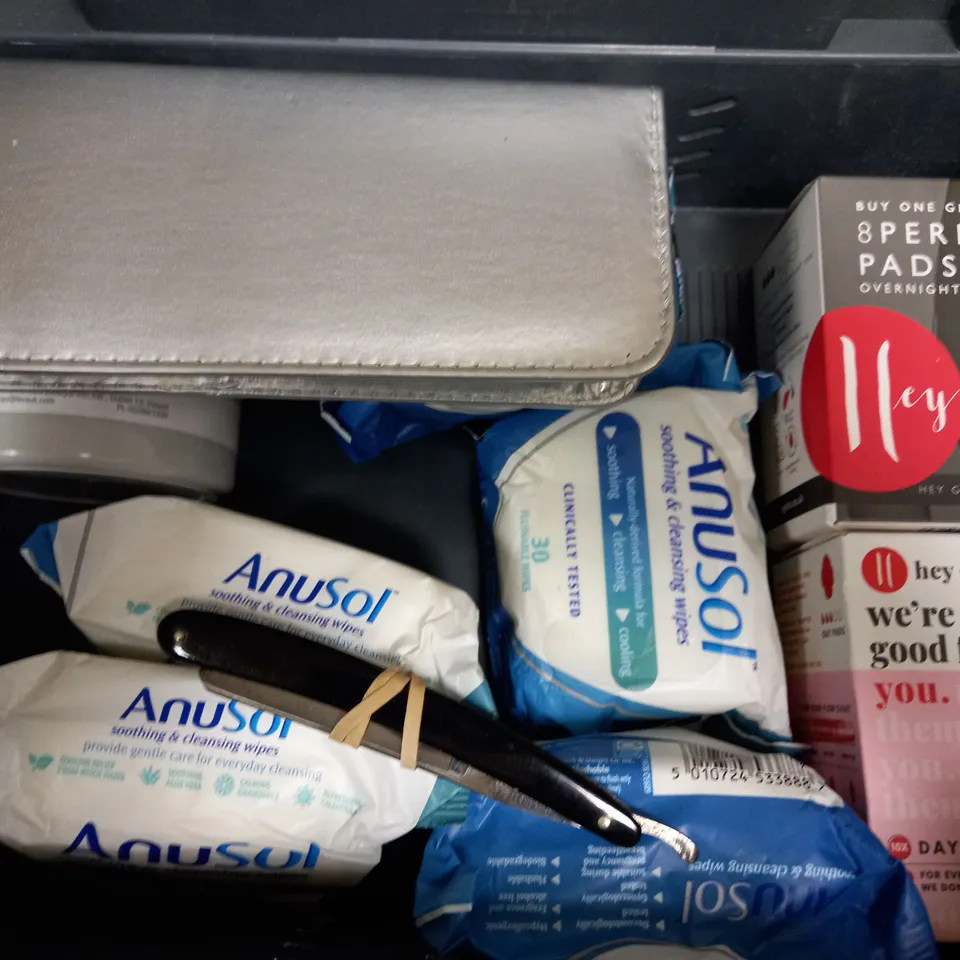 LOT OF APPROXIMATELY 15 ASSORTED HEALTH & BEAUTY ITEMS, TO INCLUDE , NAIL SCISSORS, HAIR EXTENSIONS, STEAM EYE MASK, ETC
