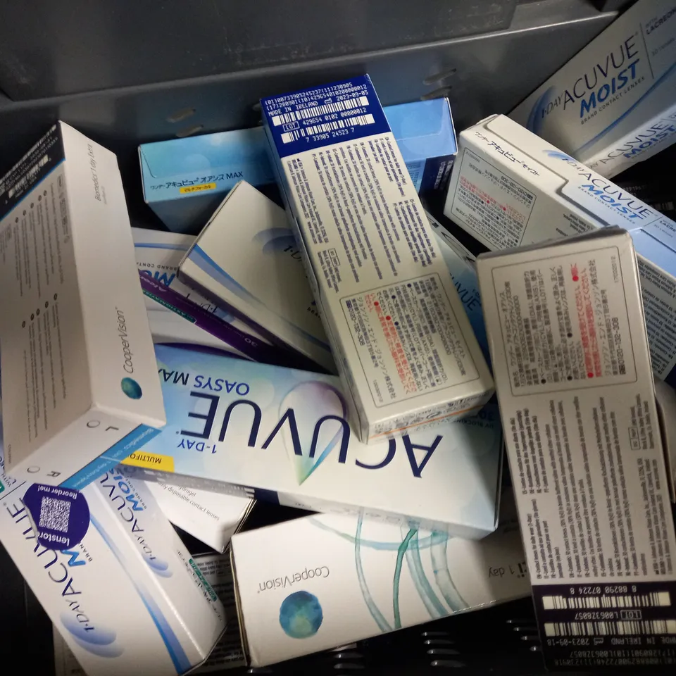 APPROXIMATELY 20 ASSORTED 30PCS CONTACT LENS PRODUCTS TO INCLUDE ACUVUE OASYS, COOPER VISION CLARITI 