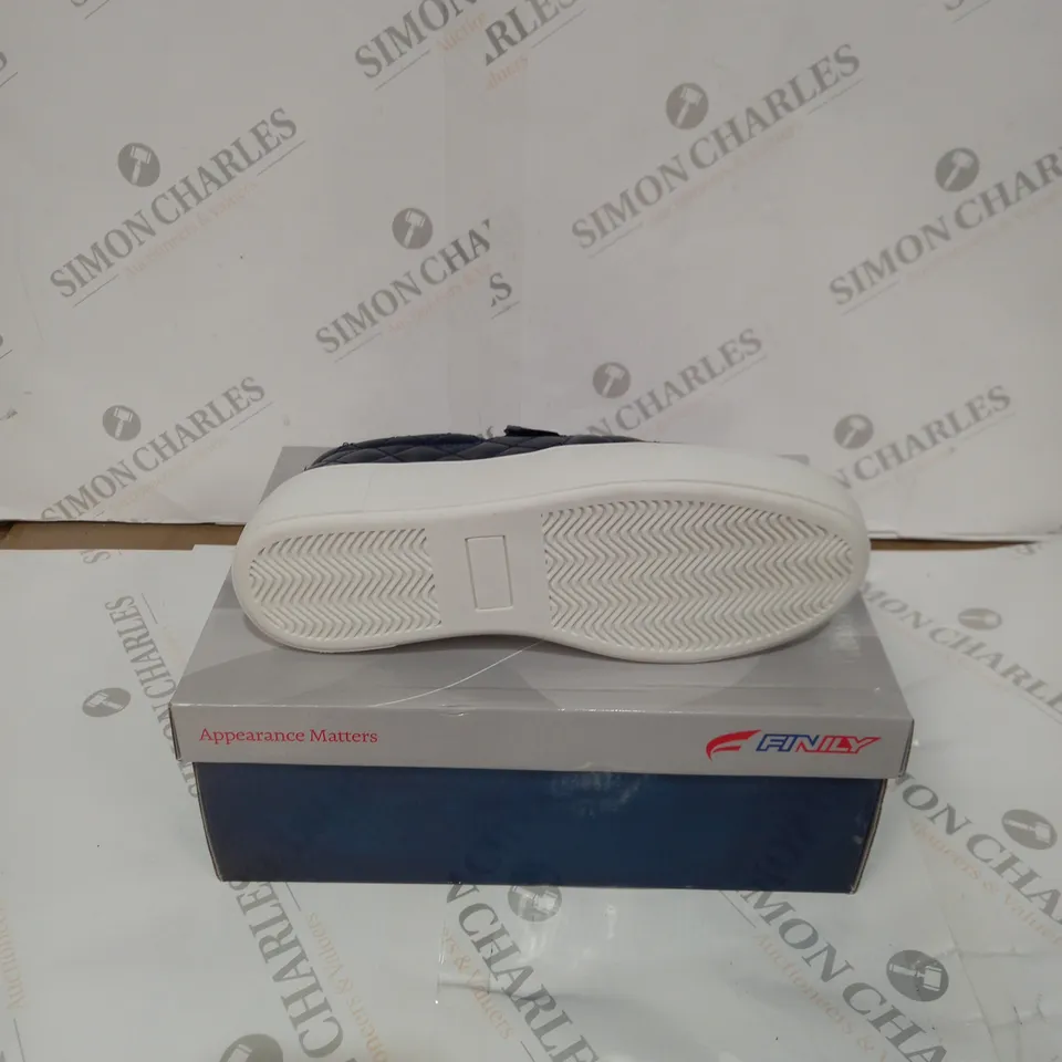 BOXED PAIR OF FINILY QUILTED SLIP ON SHOE'S - BLUE/WHITE, SIZE 5