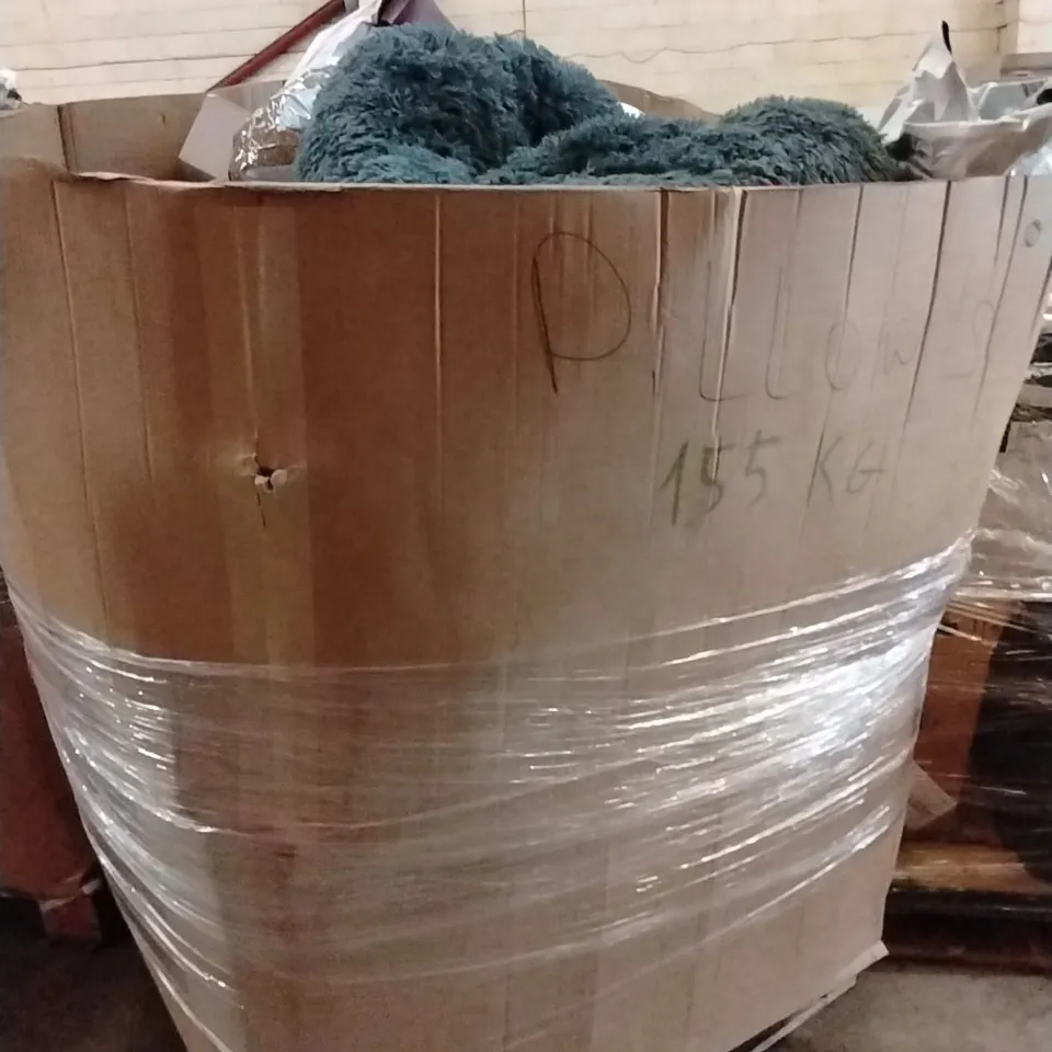 PALLET CONTAINING A LARGE QUANTITY OF PILLOWS
