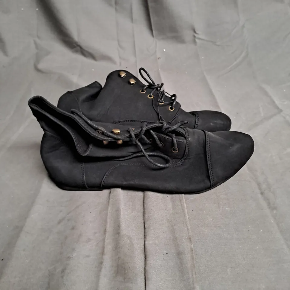 BOXED LOT OF APPROX. 20 PAIRS OF LADIES BLACK BOOTS. VARIOUS SIZES
