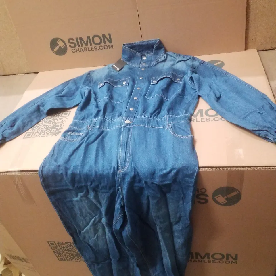BOX CONTAINING APPROXIMATELY 6 BRAND NEW SIMPLY BE DENIM MID WASH JUMPSUITS - SIZE 18