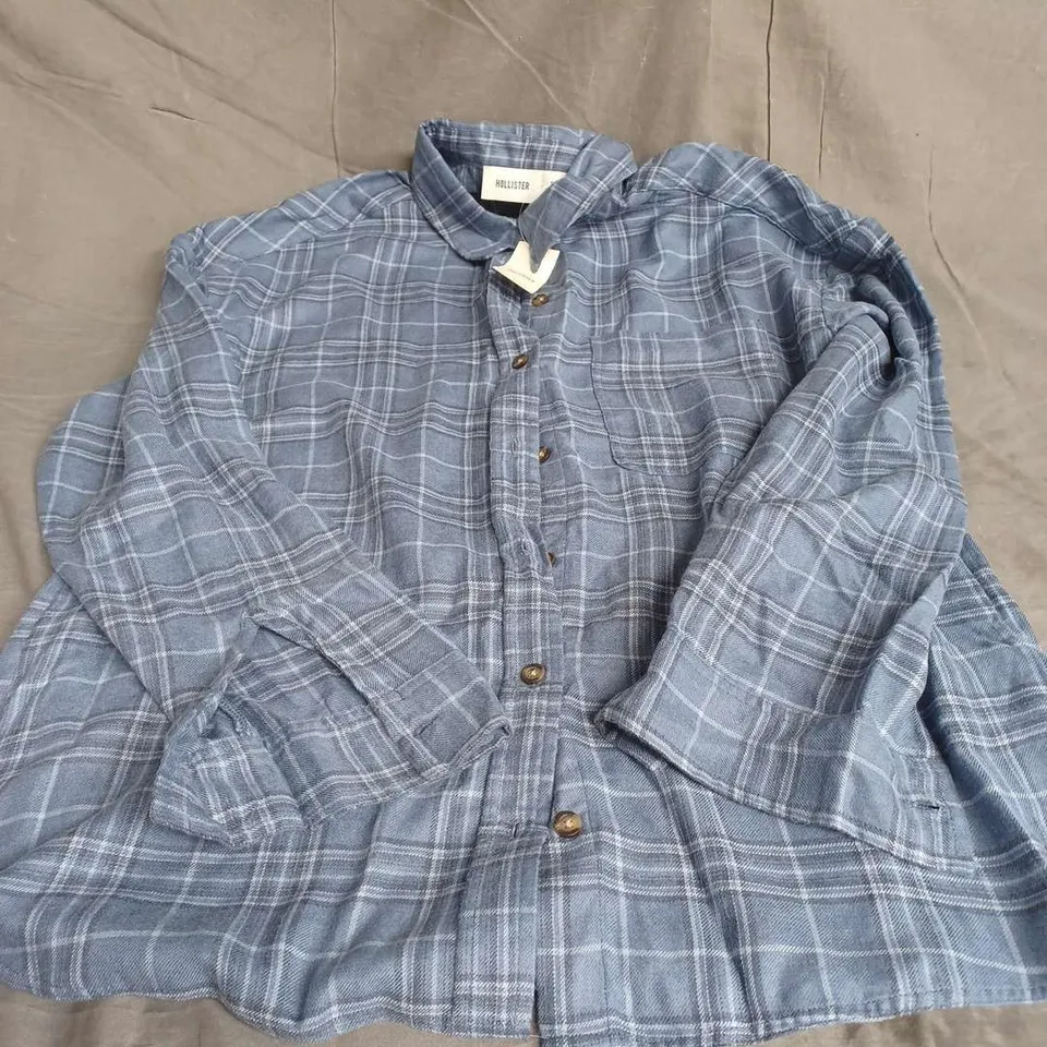 HOLLISTER SOFT BUTTON UP SHIRT IN BLUE PLAID SIZE S