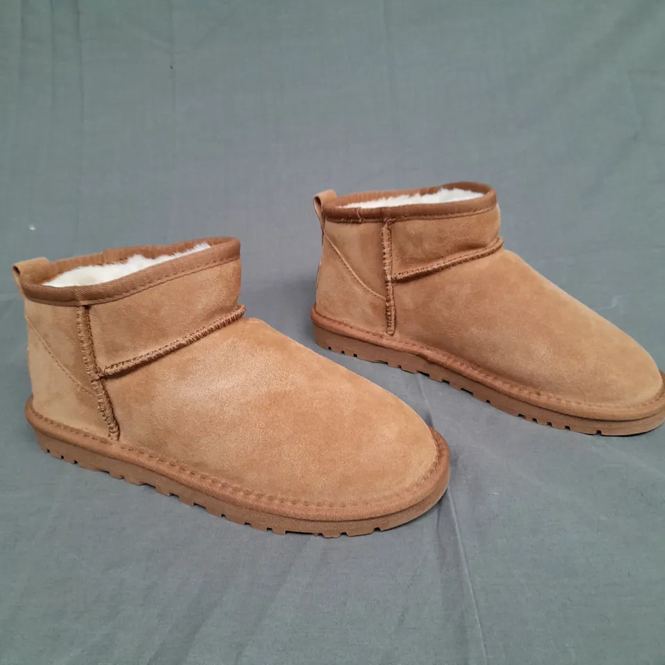 BOXED PAIR OF UGG WDAKOTA BROWN SIZE UK 5 