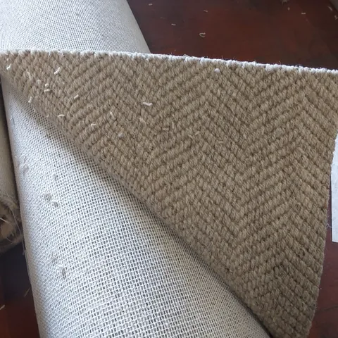 ROLL OF QUALITY DESIGNER CARPET - APPROXIMATELY 4 x 2.31m