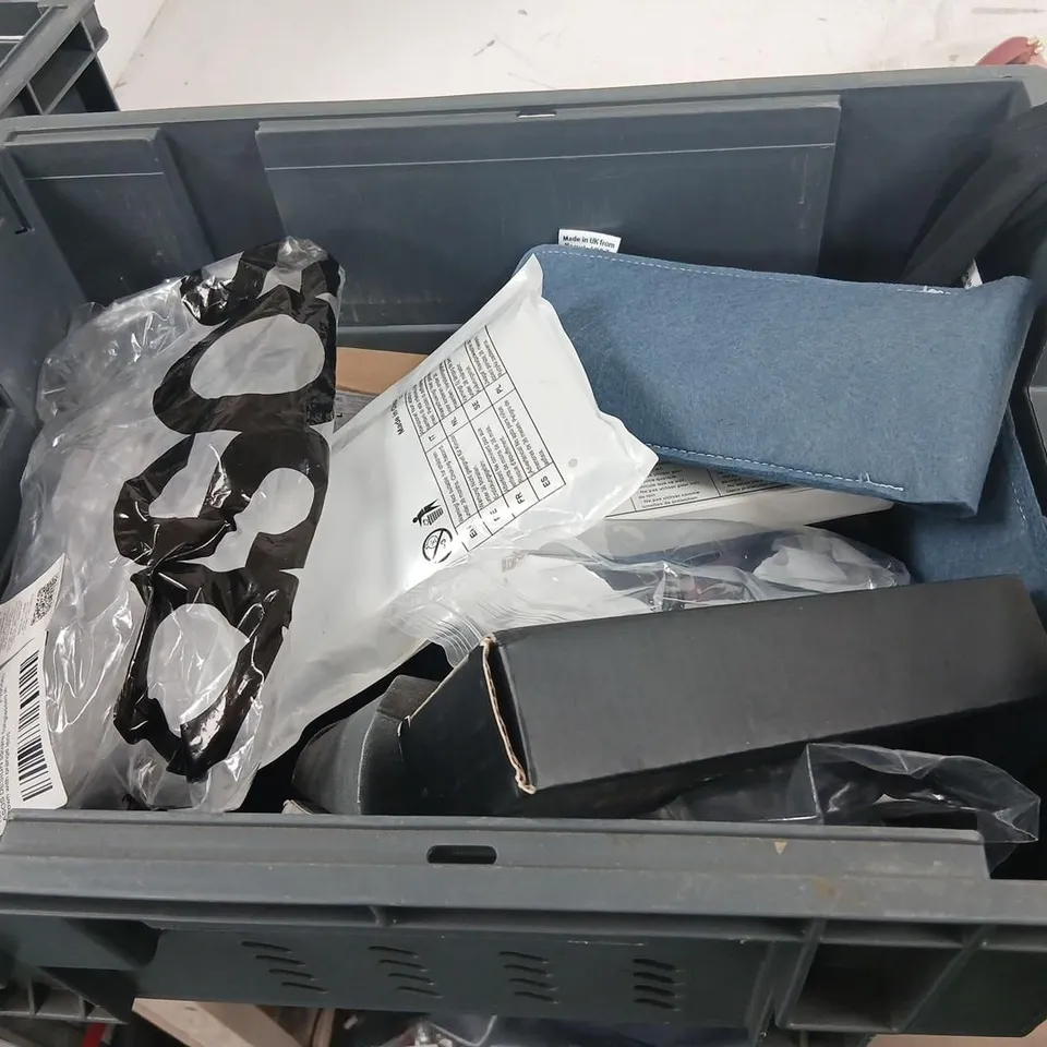 LARGE QUANTITY OF ASSORTED GLASSES AND ACCESSORIES