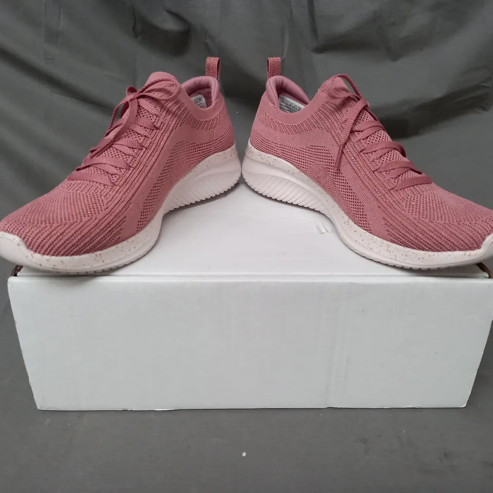 BOXED PAIR OF SKECHERS LETS DANCE SLIP-ON SHOES IN MAUVE SIZE 5.5