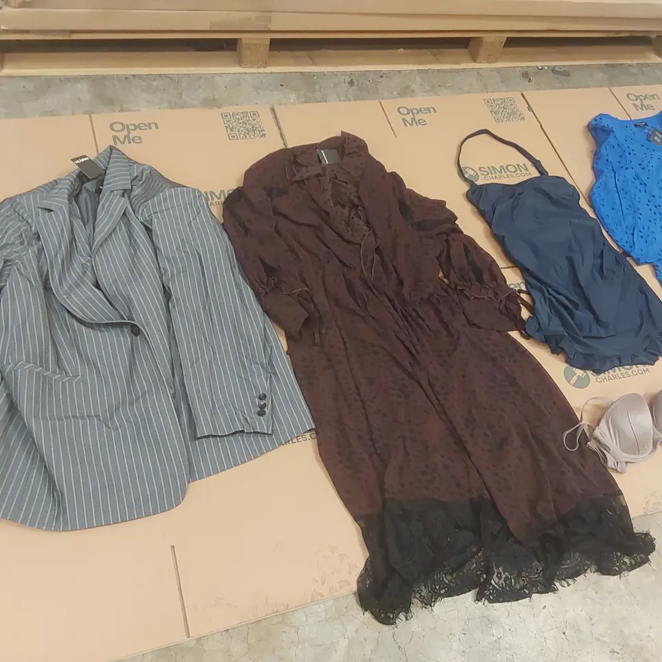 PALLET CONTAINING APPROXIMATELY 525x BRAND NEW ASSORTED DESIGNER CLOTHING ITEMS INCLUDING: JD WILLIAMS DRESSES, FIGLEAVES BRA, SIMPLY BE BLAZER ECT