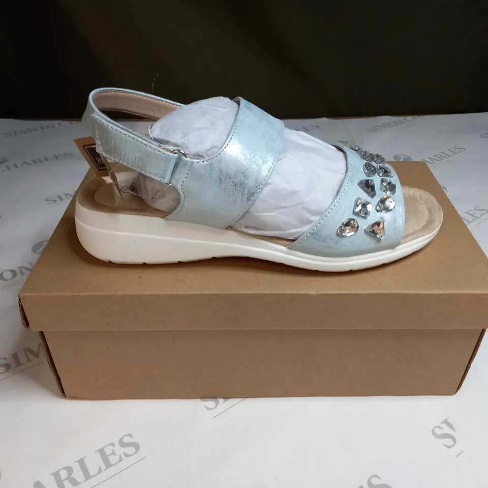 BOXED PAIR OF CUSHION WALK JEWELLED SANDALS IN SILVER - SIZE 5