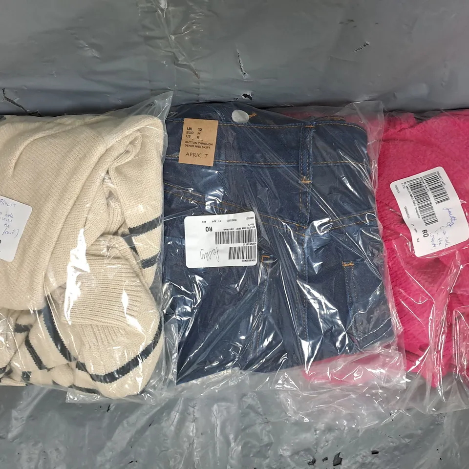 BOX OF APPROXIMATELY 15 ASSORTED HOUSEHOLD AND CLOTHING ITEMS IN VARIOUS STYLES, SIZES, AND COLOURS, ETC - COLLECTION ONLY
