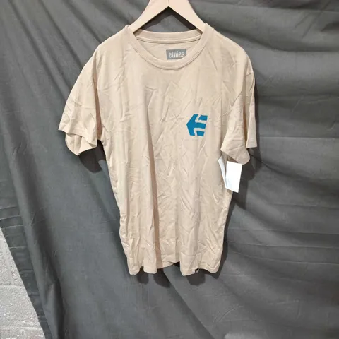 ETNIES T-SHIRT – BEIGE WITH BLUE BACK GRAPHIC, SIZE M