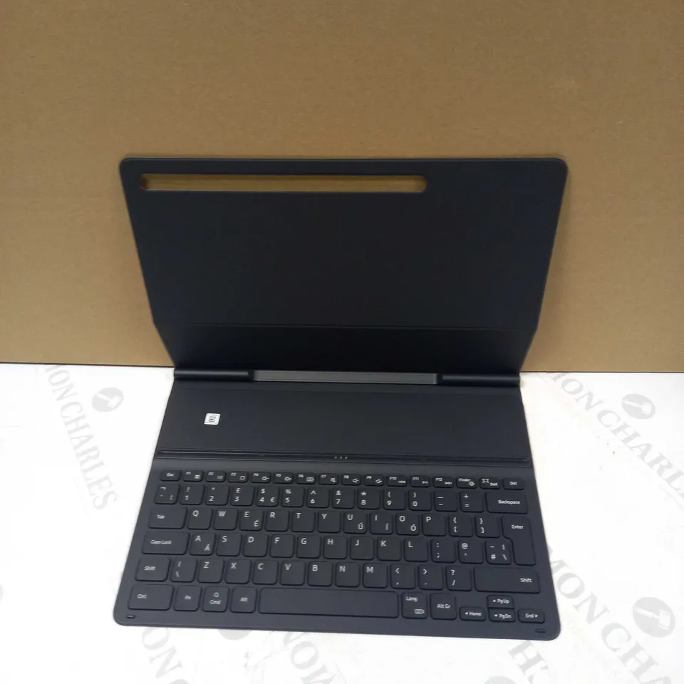 SAMSUNG BOOK COVER KEYBOARD SLIM