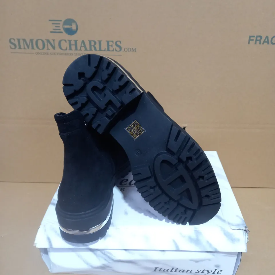 BOXED PAIR OF SIZE 41 ITALIAN STYLE BLACK FOOTWEAR 
