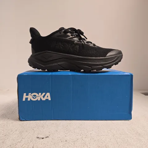 BOXED PAIR OF HOKA CHALLENGER 8 TRAINERS IN BLACK SIZE UK 6