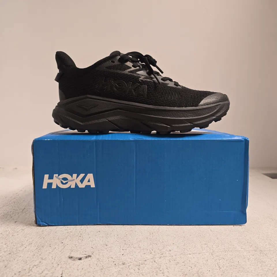 BOXED PAIR OF HOKA CHALLENGER 8 TRAINERS IN BLACK SIZE UK 6