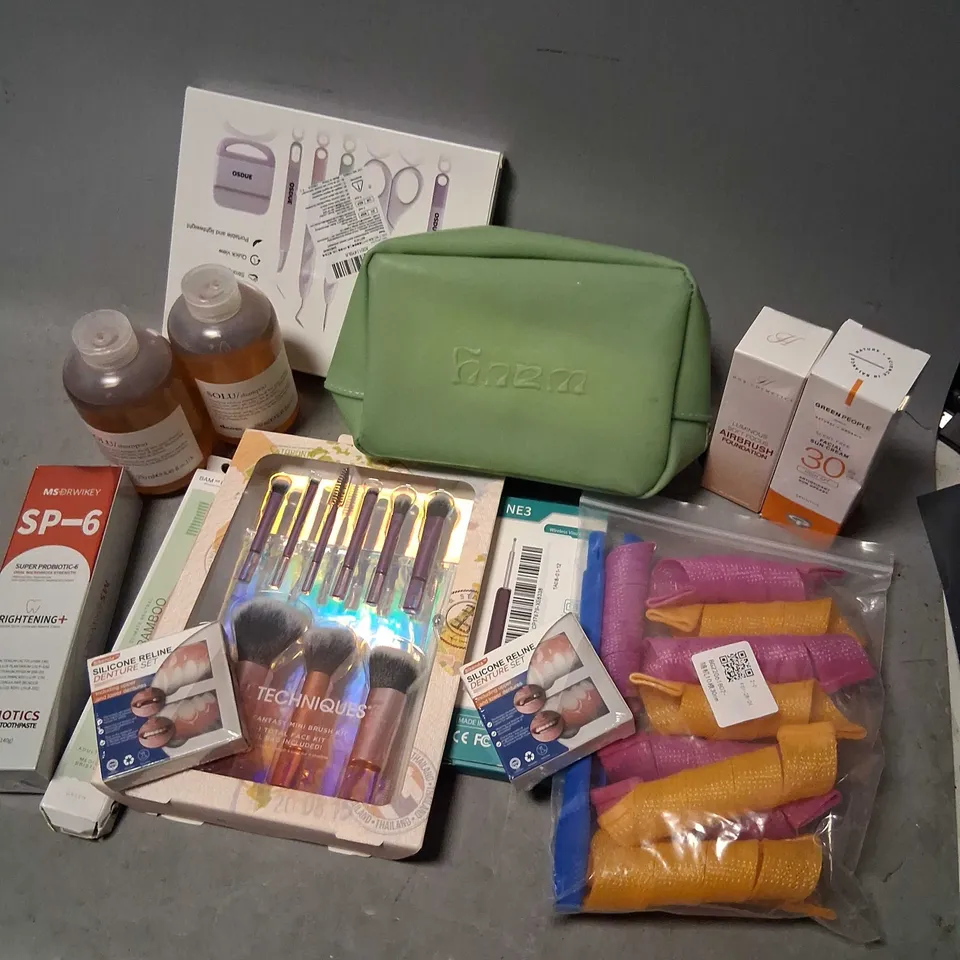 APPROXIMATELY 26 ASSORTED HEALTH AND BEAUTY PRODUCTS TO INCLUDE; MS DRWIKEY, SOLU SHAMPOO, BIKENDA, REAL TECHNIQUES AND WAVY