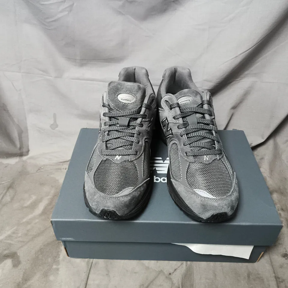 BOXED PAIR OF NEW BALANCE 2002R TRAINERS IN GREY - UK 10