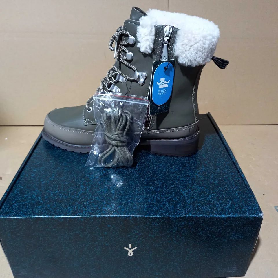 BOXED PAUR OF EMU OKAB FAUX LEATHER BOOTS IN DARK OLIVE UK SIZE 5