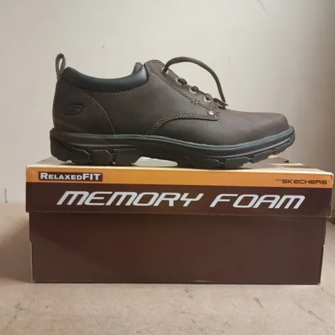 BOXED PAIR OF SKETCHERS SHOES IN BROWN SIZE UK 9