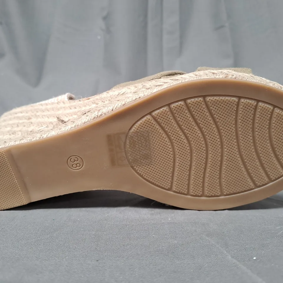 BOXED PAIR OF DESIGNER OPEN TOE WEDGE SANDALS IN OLIVE EU SIZE 38