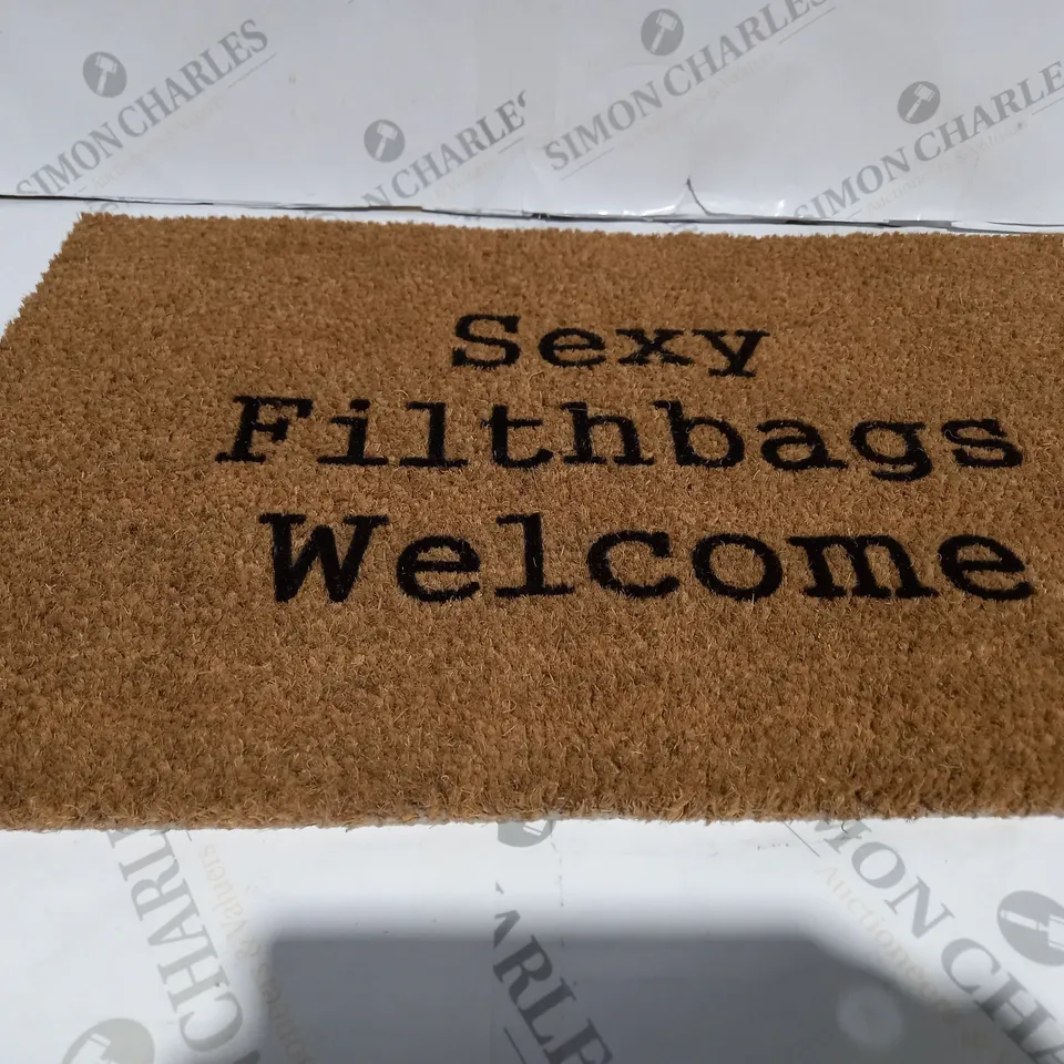 FUNNY WELCOME RUG 'SEXY FILTHBAGS WELCOME' BROWN AND BLACK