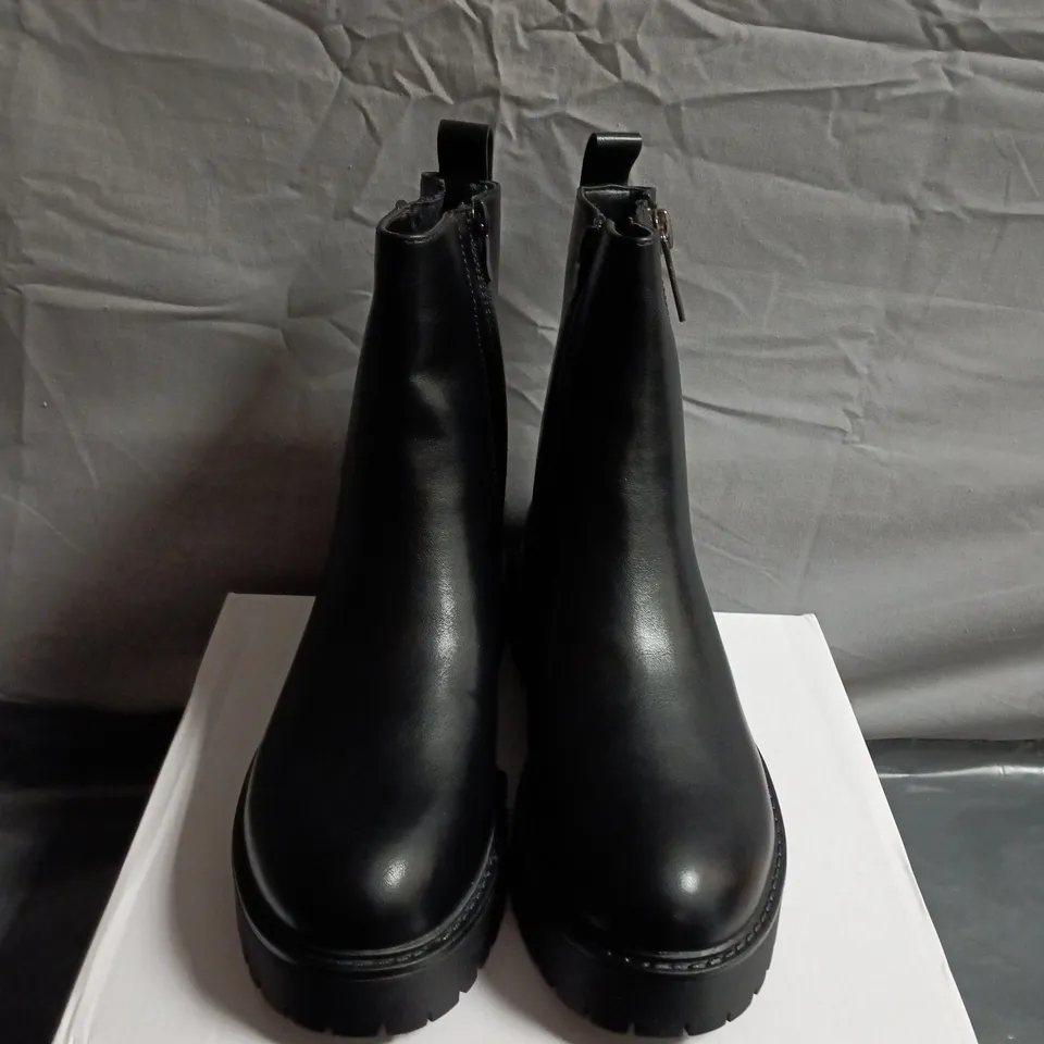 BLACK LEATHER ANKLE BOOTS WITH SIDE ZIP AND LUG SOLE - SIZE 37