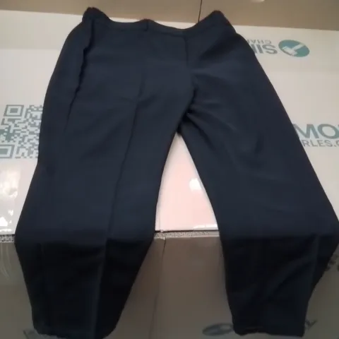 BOXED BRAND NEW APPROXIMATELY 16 CAPSULE TAPERED TROUSERS BLACK SIZE 18L