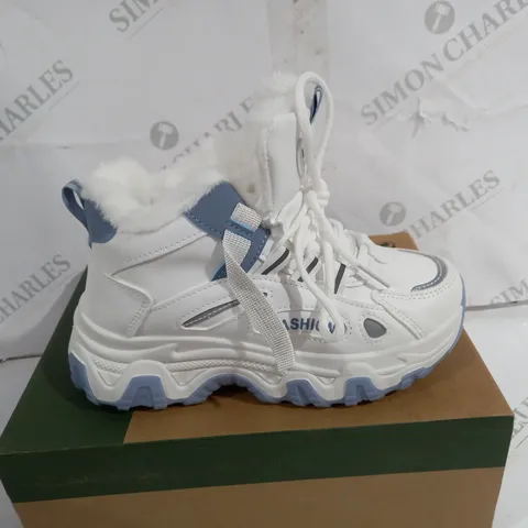 BOXED PAIR OF WANWO FASHION WHITE SHOES SIZE 35