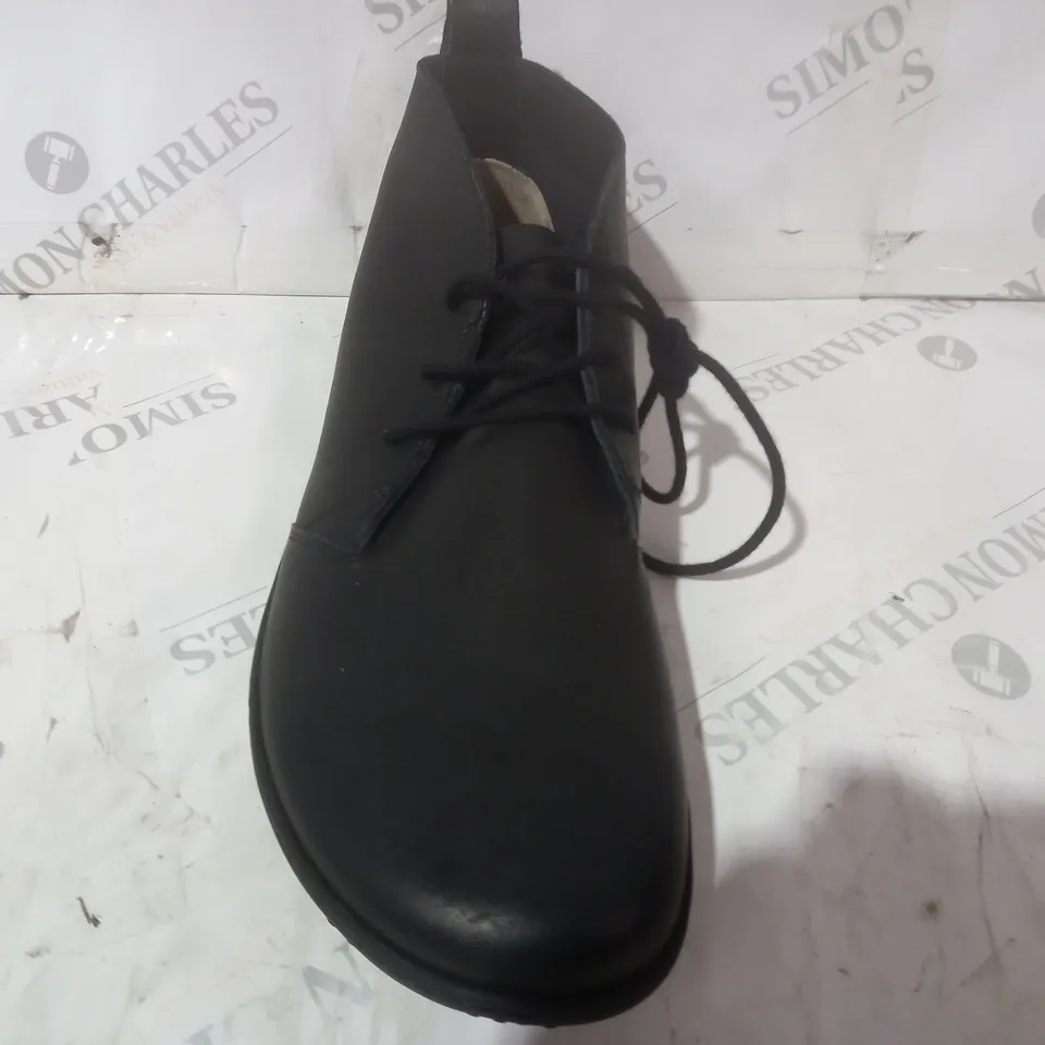 BOXED PAIR OF REVIVO BY VIVO BEAREFOOT GOBI III SHOES IN BLACK EU SIZE 47