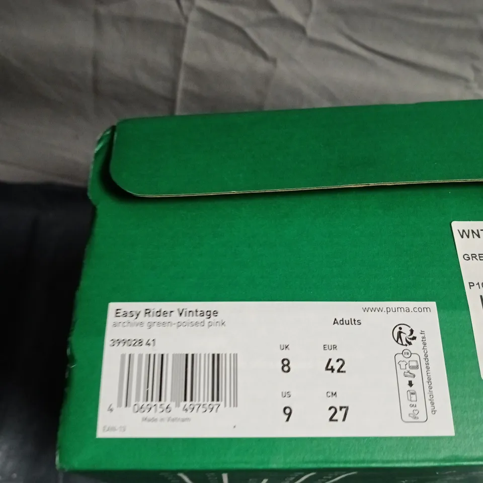 BOXED PAIR OF PUMA EASY RIDER VINTAGE SNEAKERS – GUK SIZE 8