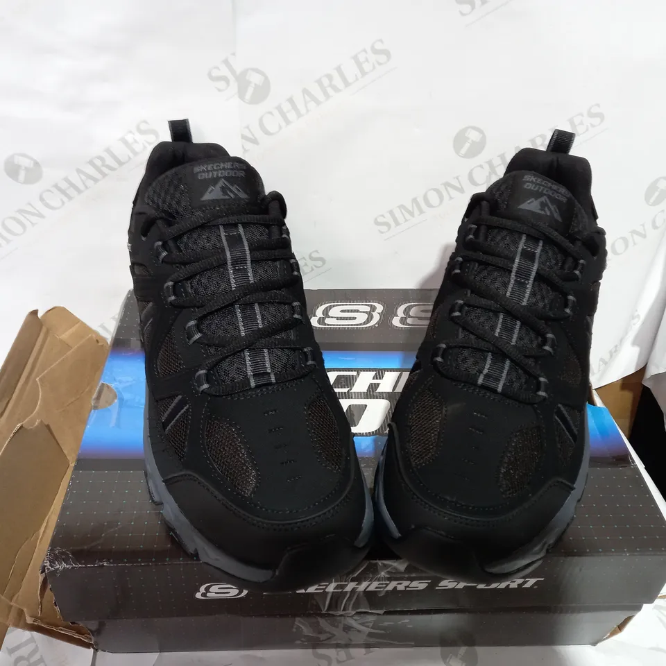 BOXED PAIR OF BLACK SKETCHERS SPORT - SIZE 10