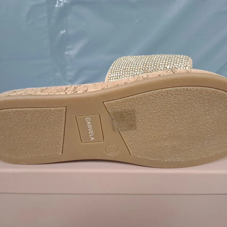BOXED PAIR OF CARVELA CLOUD MULE SANDALS IN GOLD COMB SYNTHETIC SUMMER - SIZE 39