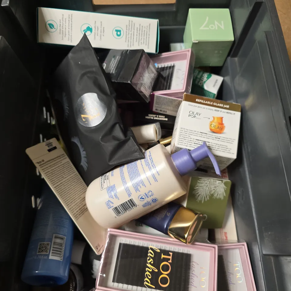 APPROXIMATELY 15 ASSORTED HEALTH & BEAUTY PRODUCTS TO INCLUDE OLAY HYDRA GLOW, FIZZ MASK, CONDITIONER ETC