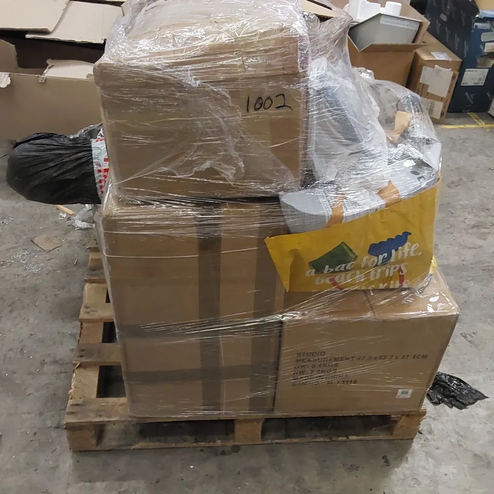 PALLET TO CONTAIN ASSORTED HOUSEHOLD AND ELECTRONIC GOODS. INCLUDES KARAOKE MACHINE, AIR FRYER, VACUUM CLEANER ETC
