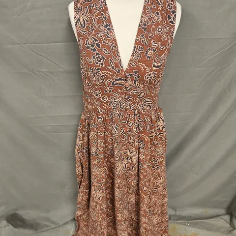 NOBODY'S CHILD SLEEVELESS STARLIGHT MIDI DRESS IN BROWN PAISLEY SIZE 8