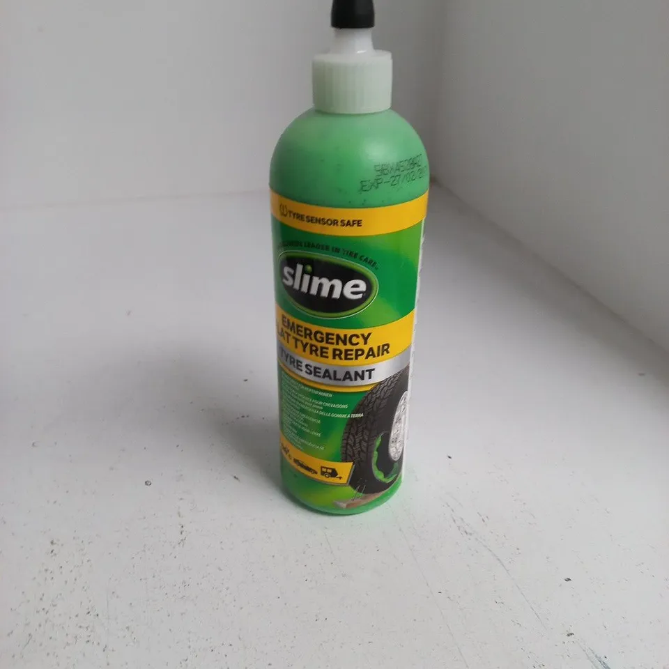 TOTE OF APPROXIMATELY 12 ASSORTED ITEMS TO INCLUDE: SLIME EMERGENCY FLAT TYRE REPAIR