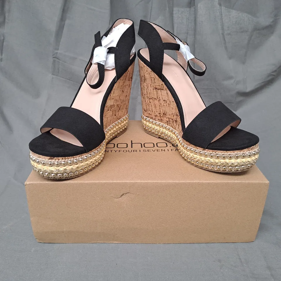 BOXED PAIR OF BOOHOO STUDDED CORK OPEN TOE WEDGE SANDALS IN BLACK SIZE 5