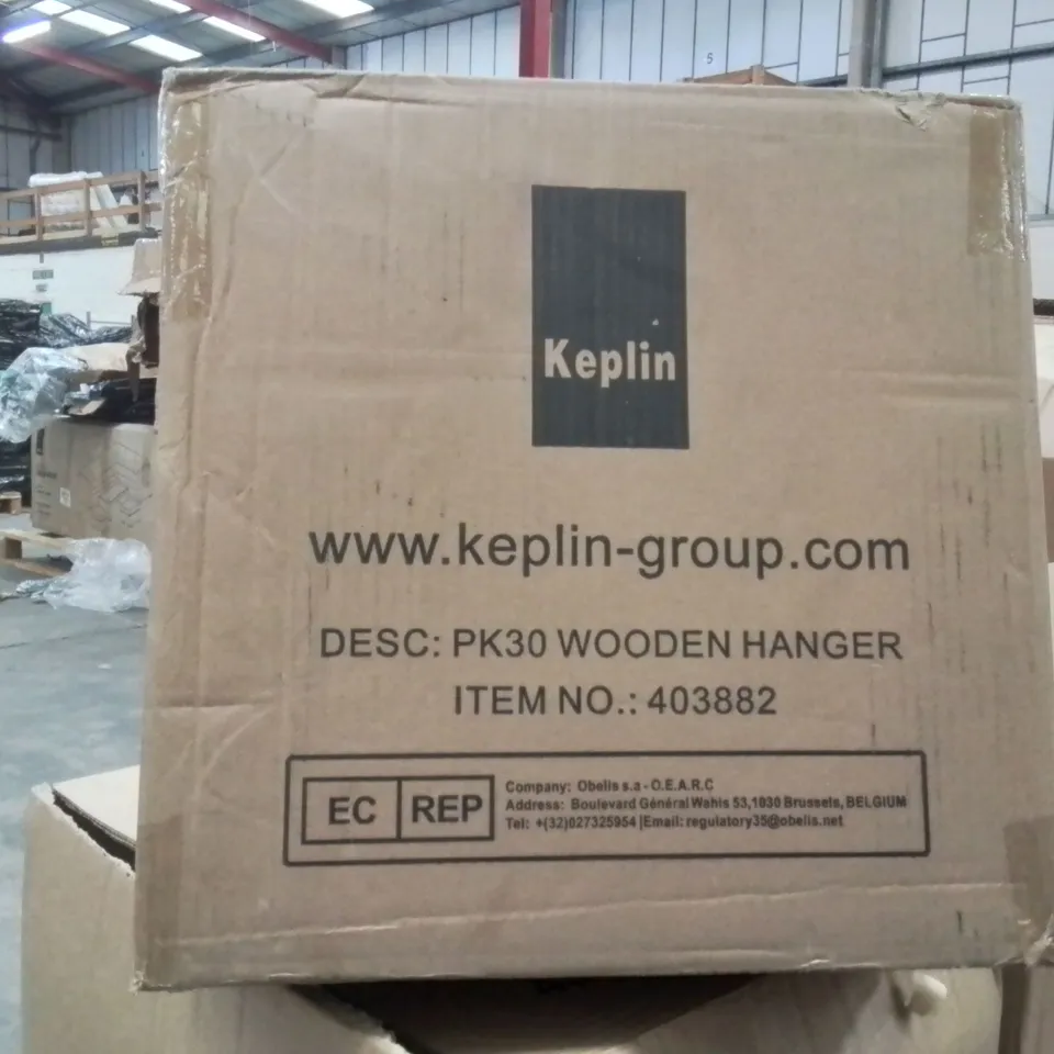 BOXED KEPLIN 30 PACK OF WOODEN COAT HANGERS