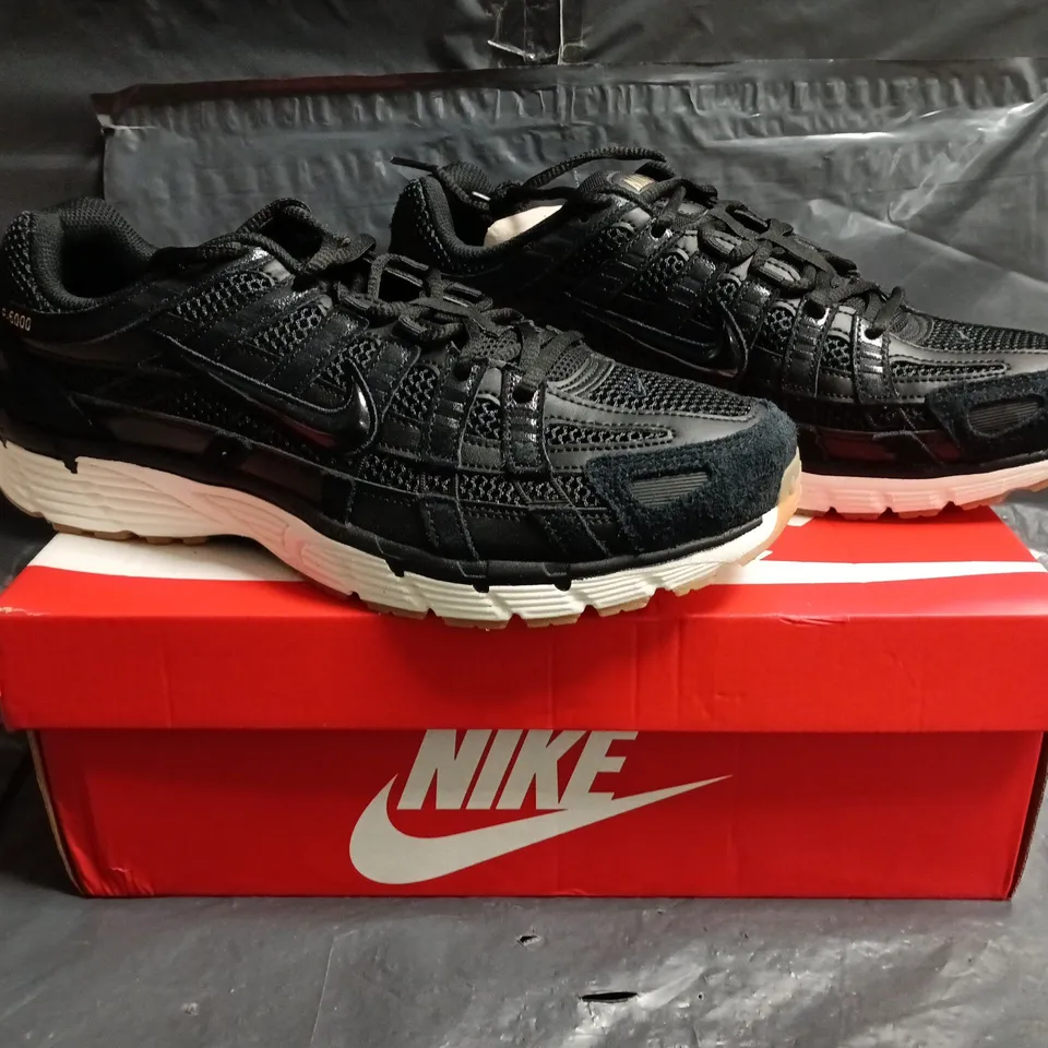 BOXED PAIR OF NIKE P-6000 TRAINERS IN BLACK SIZE UK 11