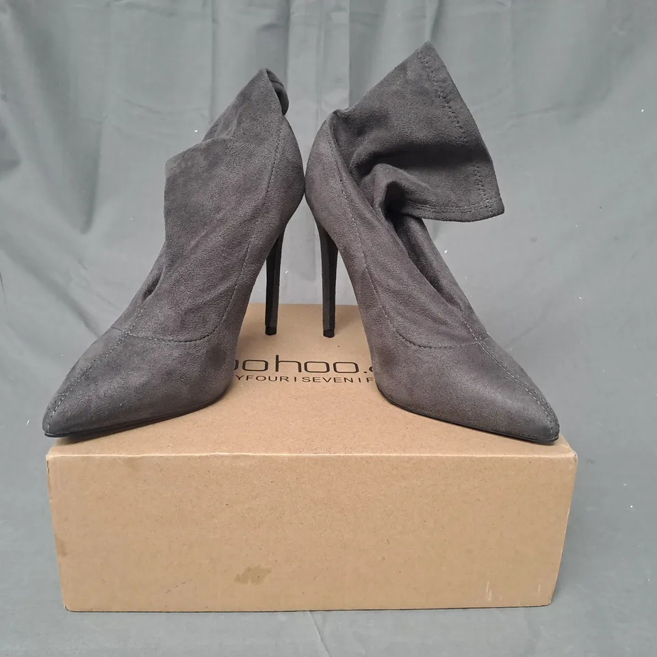BOXED PAIR OF BOOHOO POINTED TOE STILETTO SOCK BOOTS IN GREY EU SIZE 37