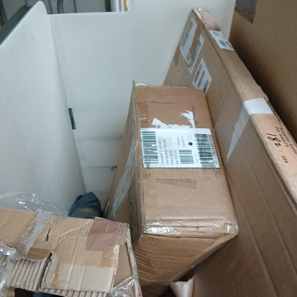 CAGE OF APPROXIMATELY 10 ASSORTED ITEMS TO INCLUDE FLAT PACK FURNITURE, KITCHEN TOWELS, UNDER CABINET LIGHTS ETC