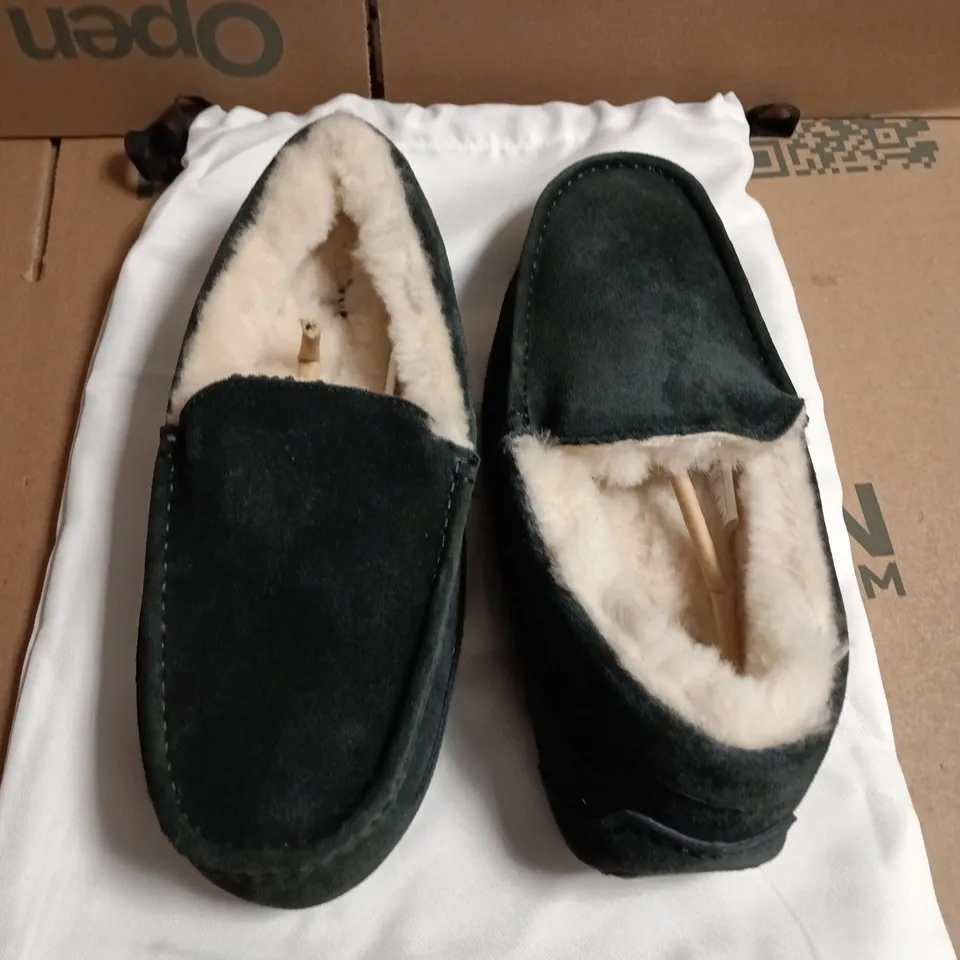 JACOBS & DALTON BLACK SUEDE LOOK SLIPPERS WITH SHEARLING LINING, MEN'S - UK 8
