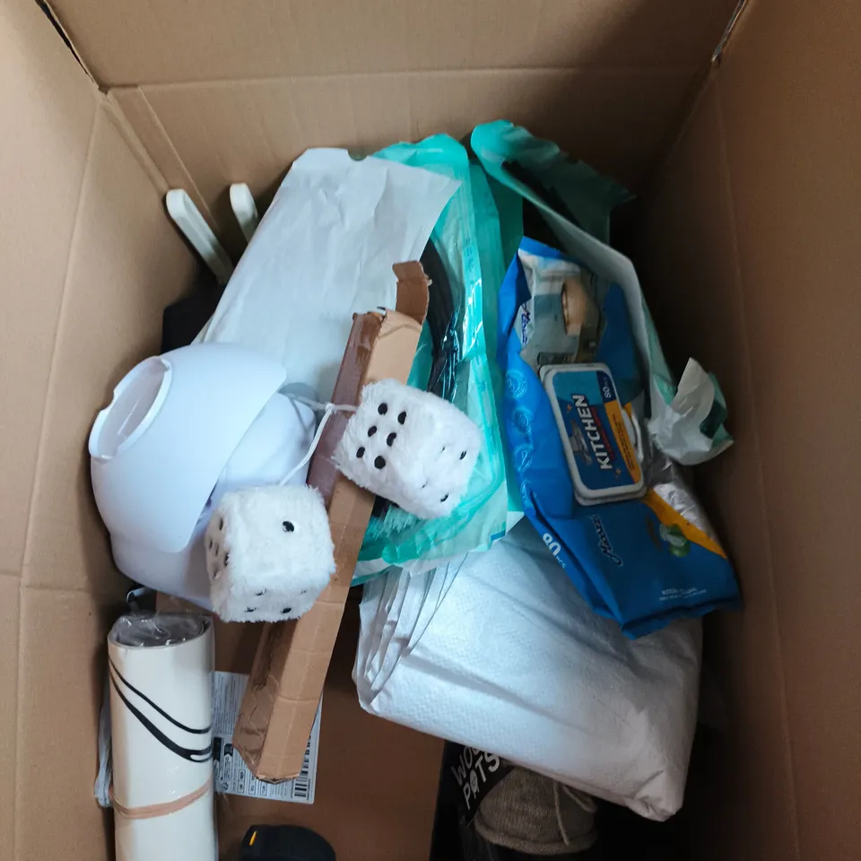 LOT OF ASSORTED HOUSEHOLD GOODS TO INCLUDE WOOL POTS, TAPE MEASURE AND KITCHEN WIPES