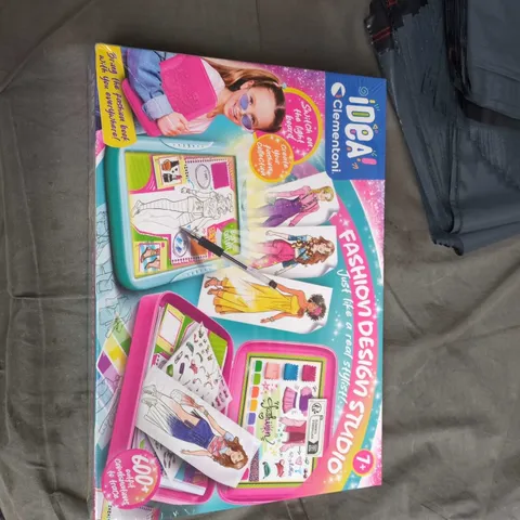 IDEAL FASHION DESIGN STUDIO TOY SET – BOXED