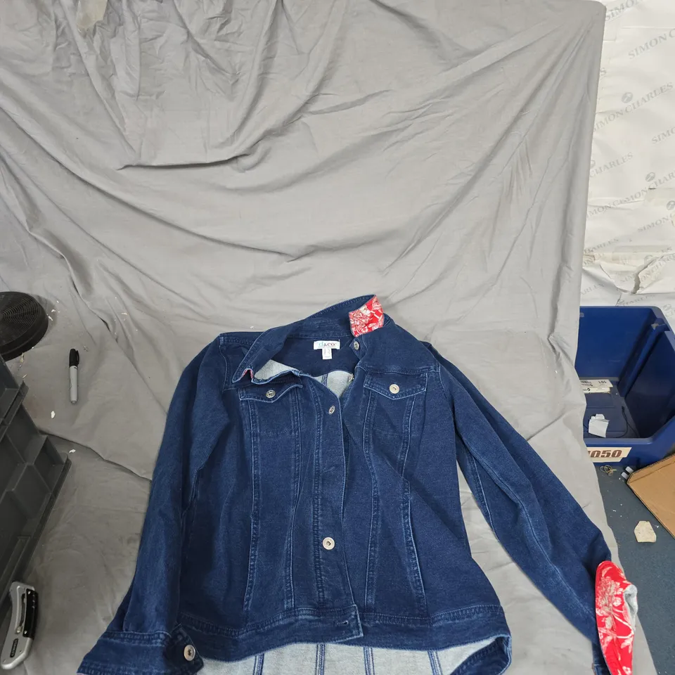 BOX OF APPROXIMATELY 14 ASSORTED CLOTHING ITEMS TO INCLUDE: D&C DENIM JACKET 