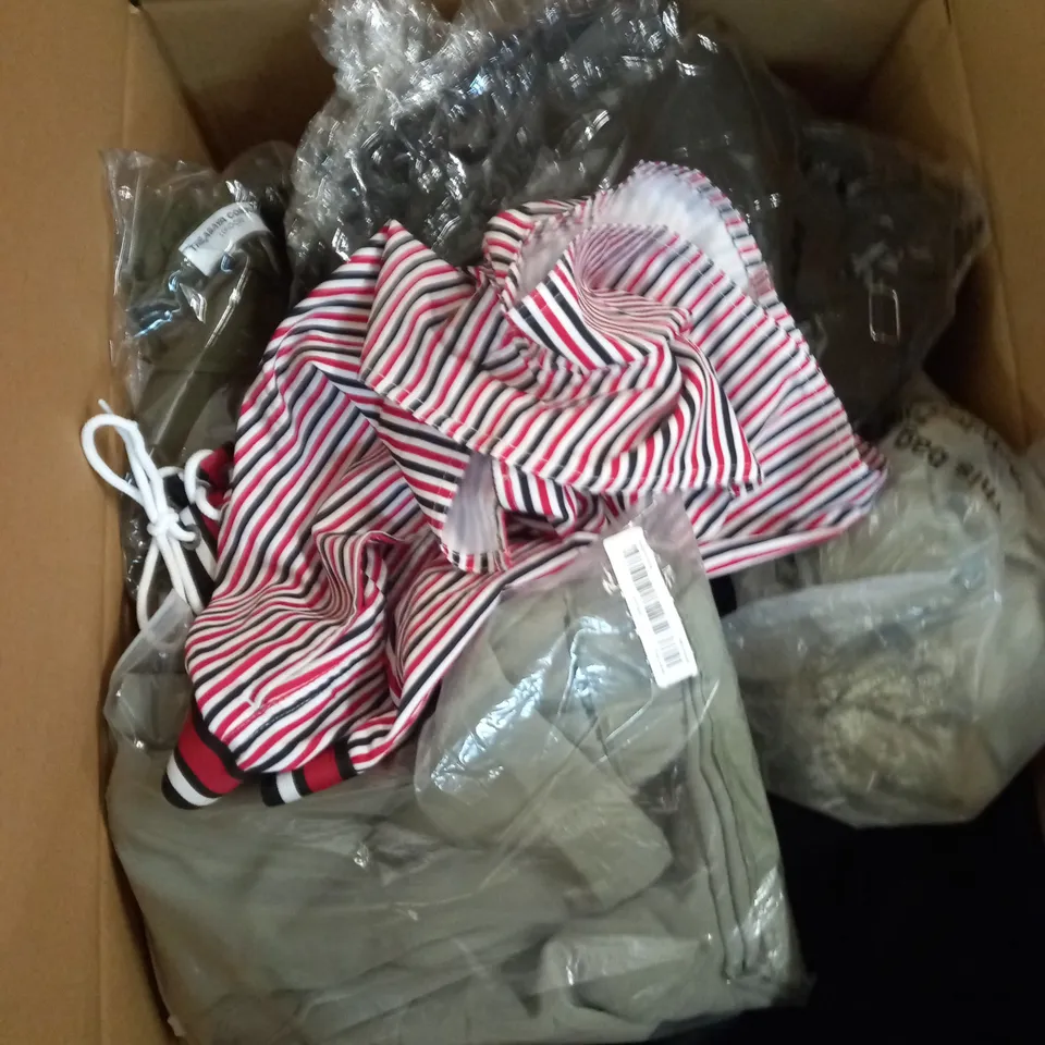 LARGE QUANTITY OF CLOTHING ITEMS TO INCLUDE DRESSES, SWEATERS, JEANS, T-SHIRTS, ETC
