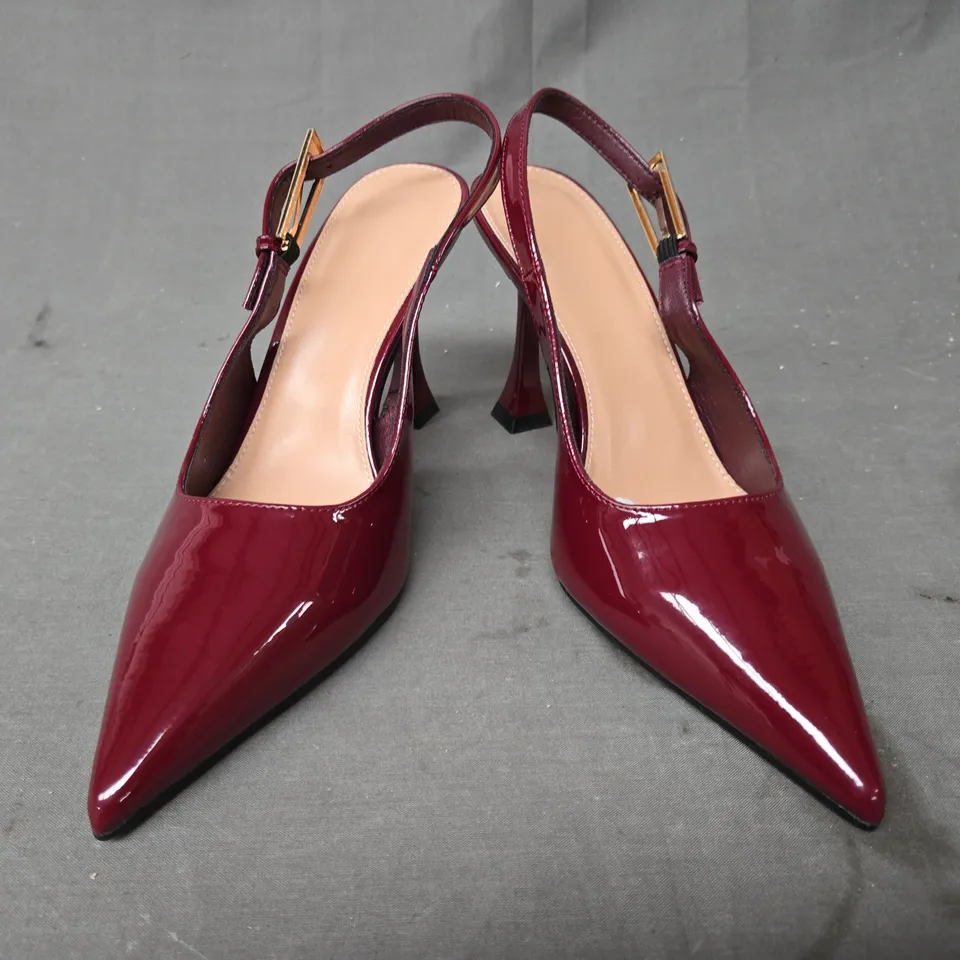 BOXED PAIR OF UNBRANDED POINTED TOE HEELED SHOES IN WINE RED EU SIZE 39