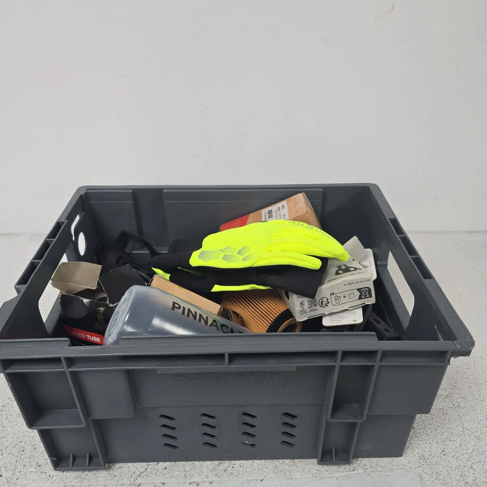 APPROXIMATELY 20 ASSORTED ITEMS INCLUDING A PINNACLE WATER BOTTLE, SOME GLOVES AND SHIMANO SPD-SL CLEAT SET