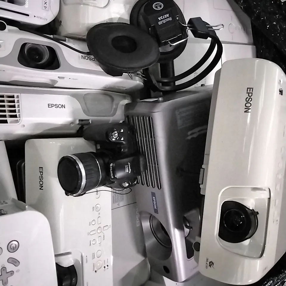 PALLET OF ASSORTED TECH ITEMS TO INCLUDE VARIOUS PROJECTORS, FUJI FILM S 5600 CAMERA, M-AUDIO KEYBOARDS AND HP LASER JET PRINT CARTRIDGES 