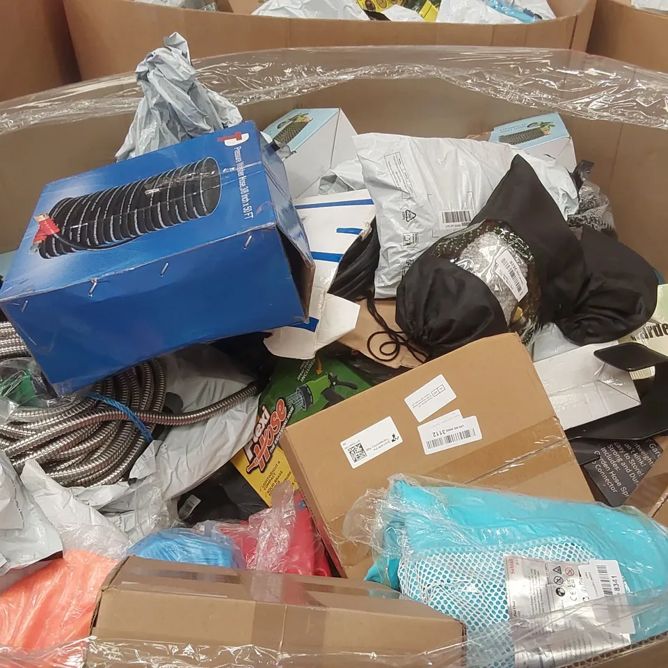 PALLET CONTAINING A LARGE QUANTITY OF ASSORTED HOSE PIPES, POOL INFLATABLES ECT